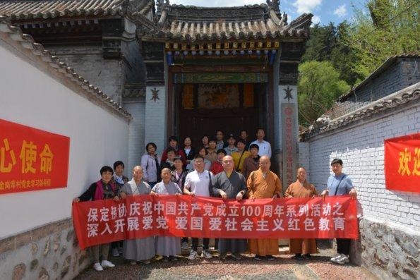 老河口市开展“迎新春送春联、民族团结一家亲”活动